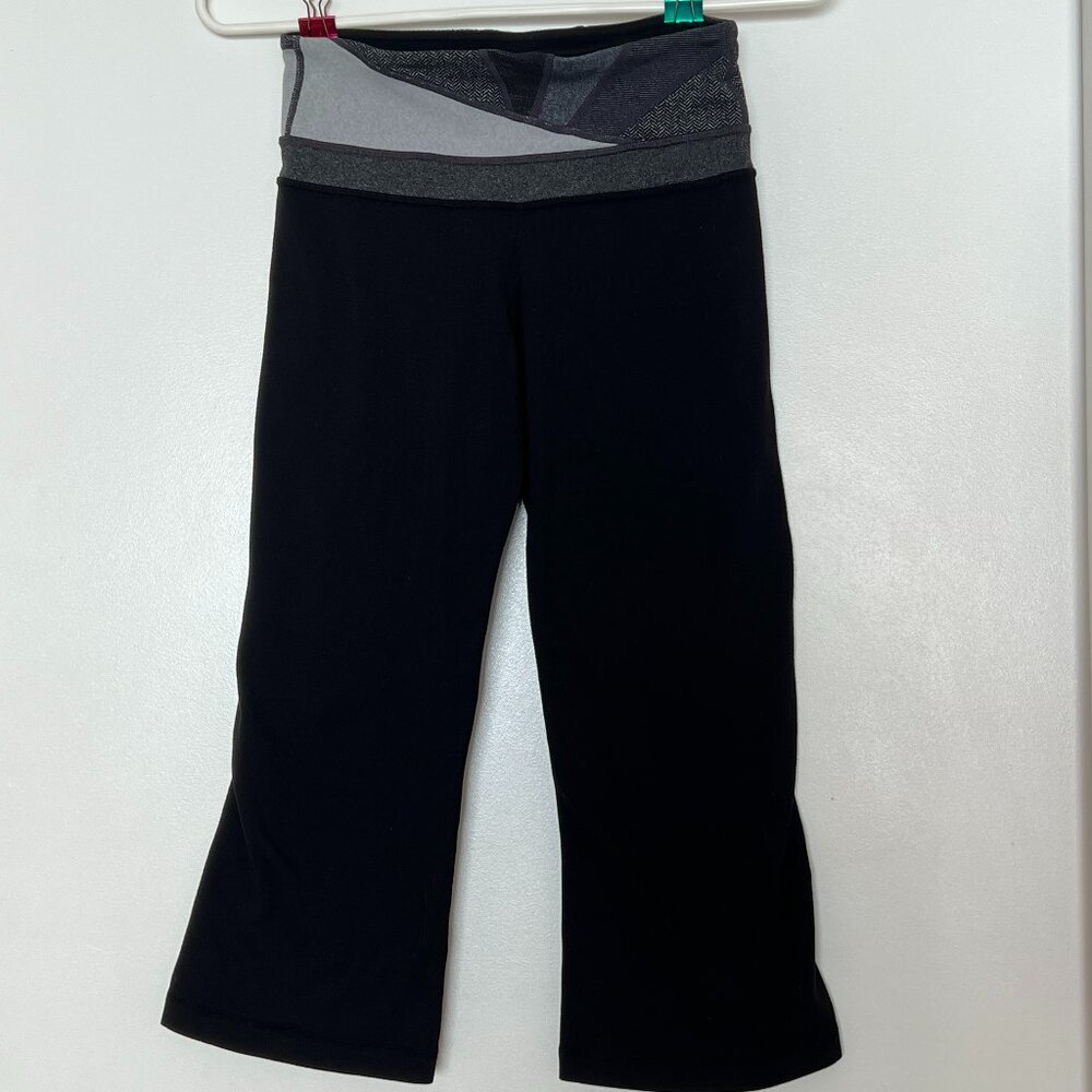 Lululemon Capris Black Reversible Printed Waist Size 2